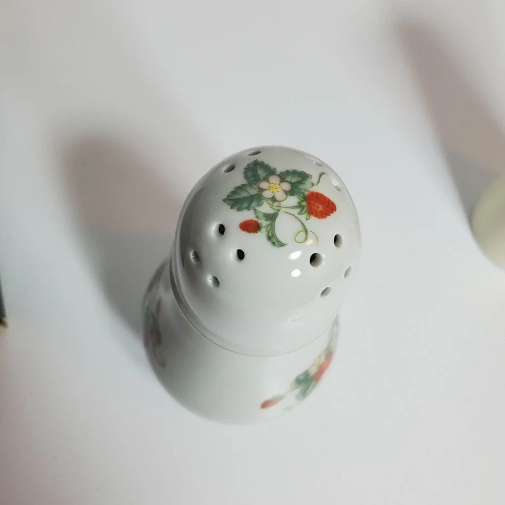 VTG 1979 Avon Porcelain Strawberry Sugar Shaker 22k Gold‎ Trim W/Talc In Box